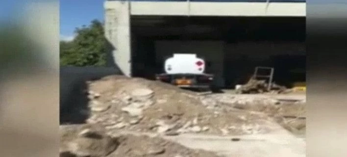 Με μπουλντόζες «μπούκαρε» το ΣΔΟΕ σε βενζινάδικο στην Ελευσίνα -Πώς έκλεβαν όλους τους οδηγούς στα καύσιμα (βίντεο)